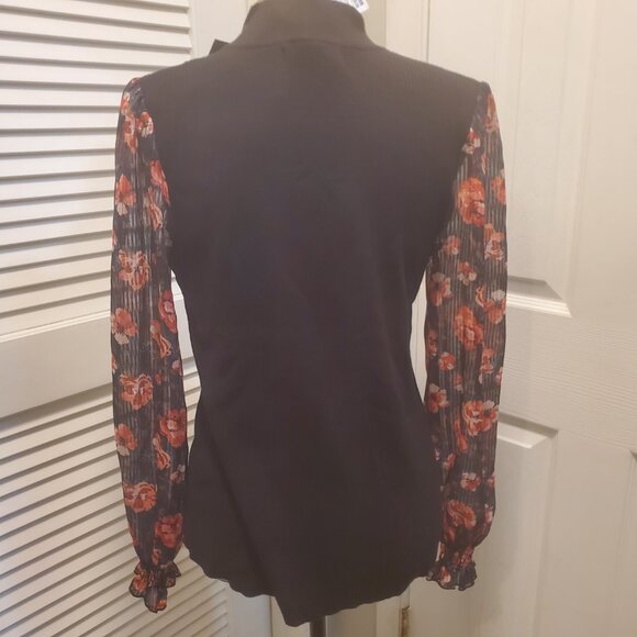 NWT Sweater - Size M - Picture 3 of 3